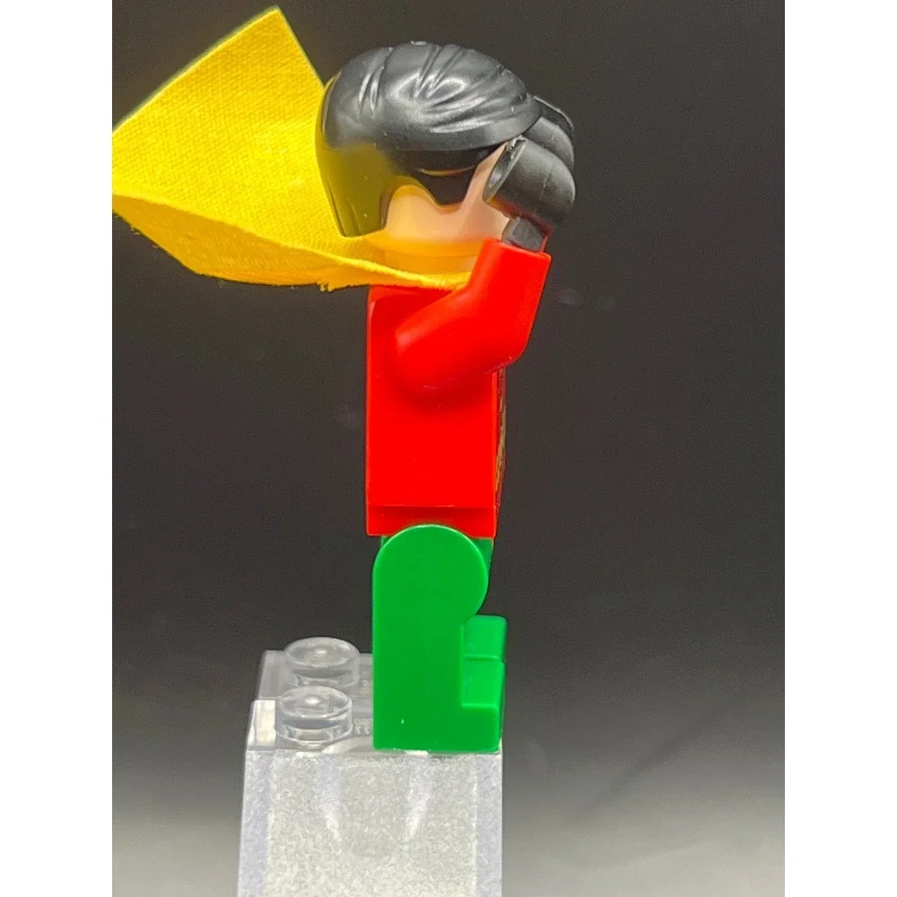 LEGO DC Super Heroes Robin Minifigure sh0112a Red Green Yellow Cape Boy Wonder